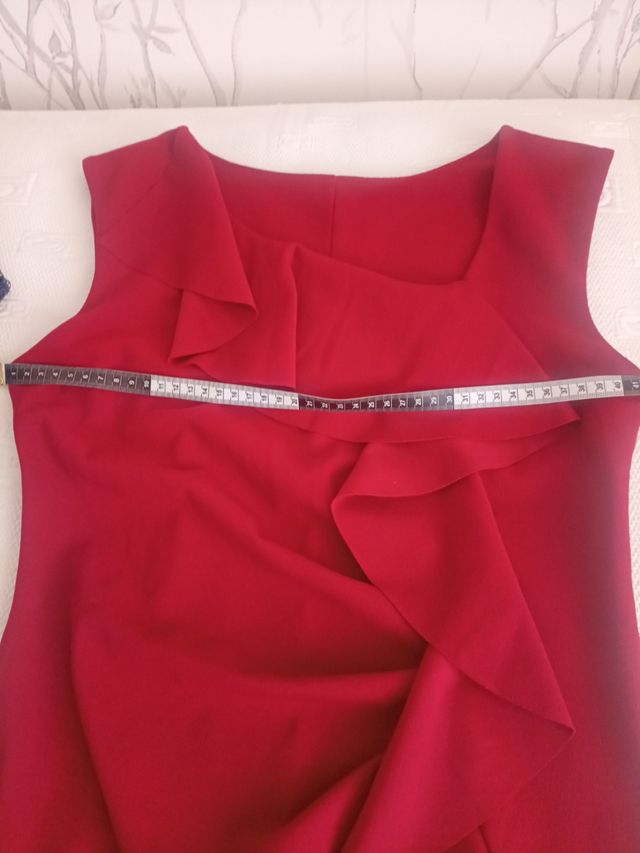 Abito rosso bordeaux con ornamento.