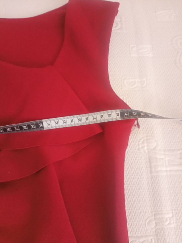 Abito rosso bordeaux con ornamento.