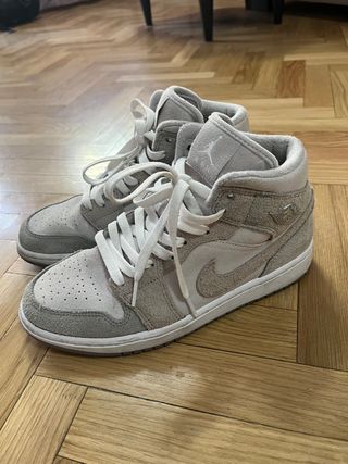 Jordan 1 Mid SE Particle Grey