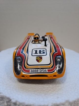 PORSCHE 908.