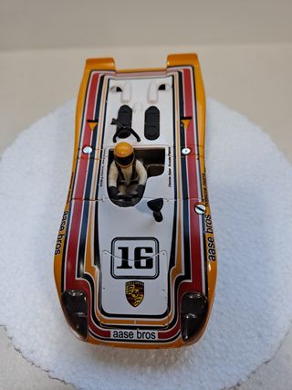 PORSCHE 908.