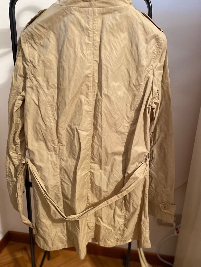 trench beige in tela cerata effetto stropicciato
