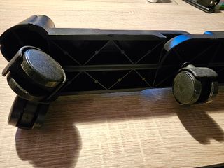 Soporte para PC con ruedas. 