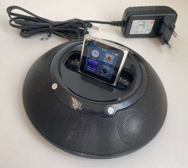 iPod Nano y Altavoz/Cargador JBL