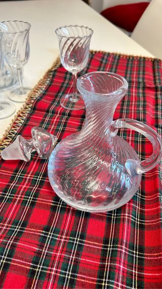 4 bicchieri vetro lavorato e 2 bottiglie liquore