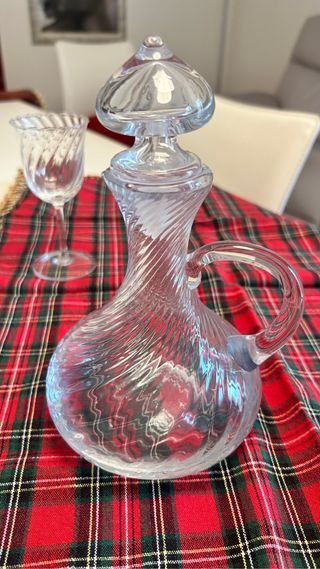 4 bicchieri vetro lavorato e 2 bottiglie liquore