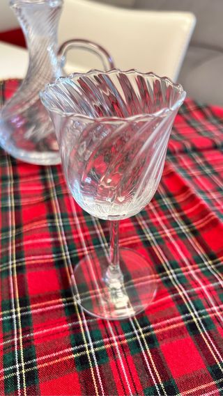 4 bicchieri vetro lavorato e 2 bottiglie liquore