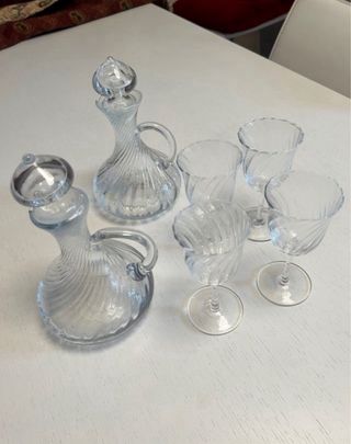 4 bicchieri vetro lavorato e 2 bottiglie liquore