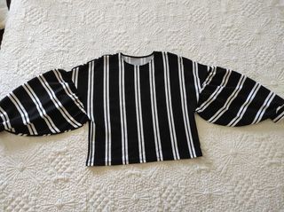 Camiseta a rayas negra y blanca