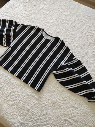 Camiseta a rayas negra y blanca
