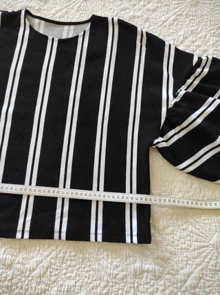 Camiseta a rayas negra y blanca
