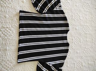 Camiseta a rayas negra y blanca