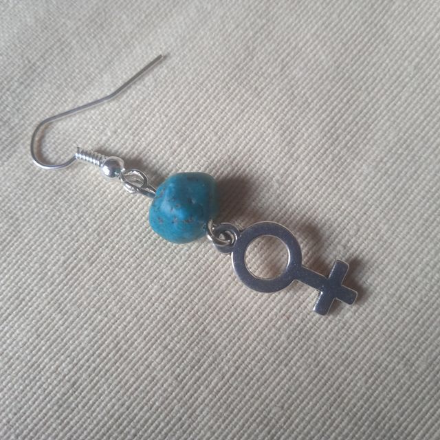 Pendientes feministas con turquesa