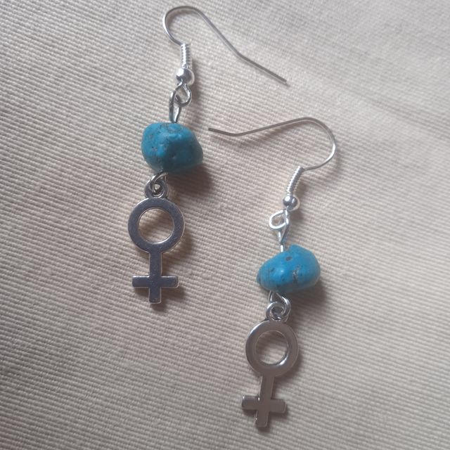Pendientes feministas con turquesa