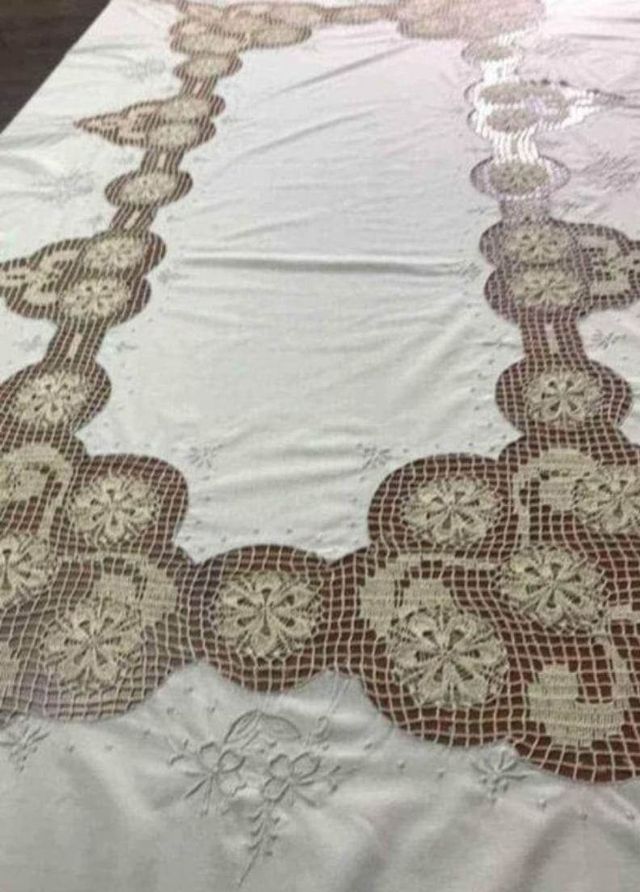 Toalha linho bordada mão. Crochê