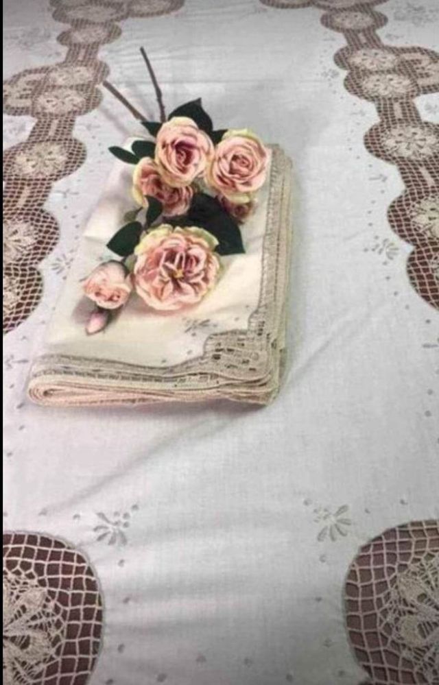 Toalha linho bordada mão. Crochê