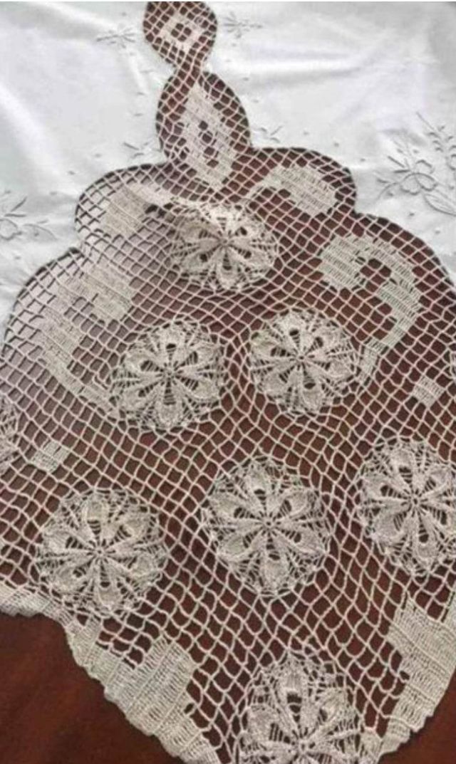 Toalha linho bordada mão. Crochê