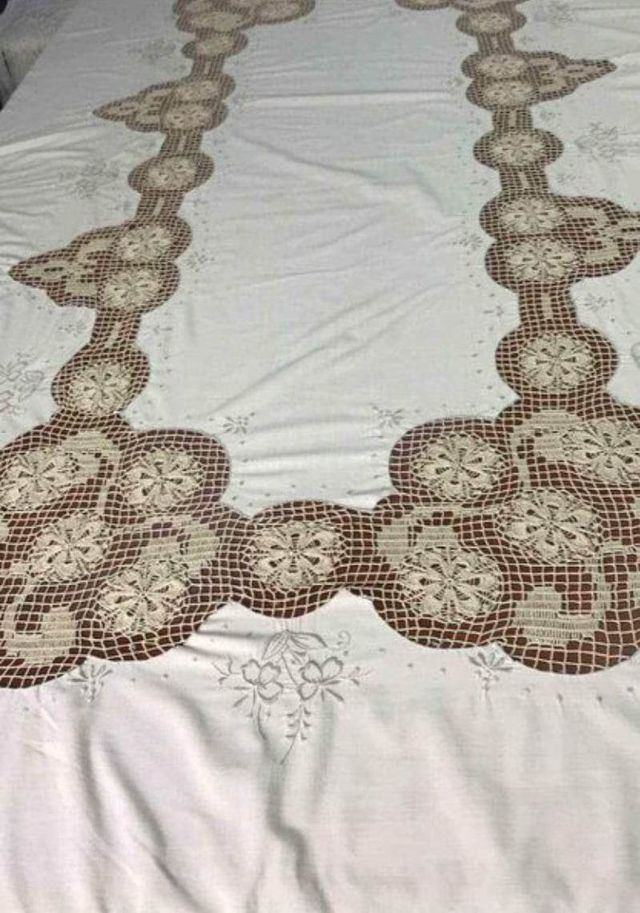 Toalha linho bordada mão. Crochê