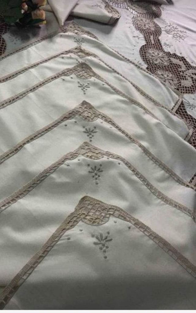 Toalha linho bordada mão. Crochê