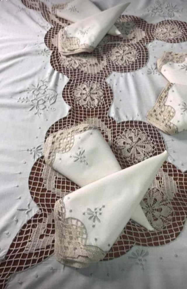 Toalha linho bordada mão. Crochê