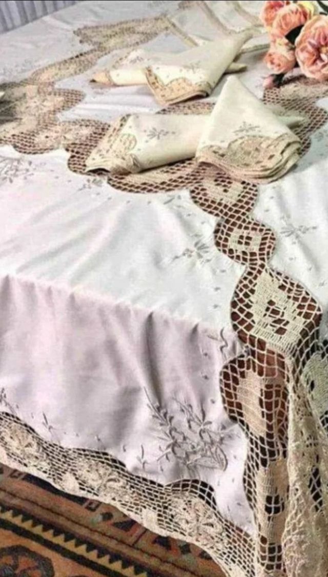 Toalha linho bordada mão. Crochê