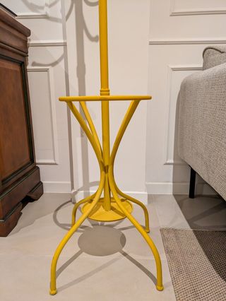 Perchero de hierro forjado amarillo