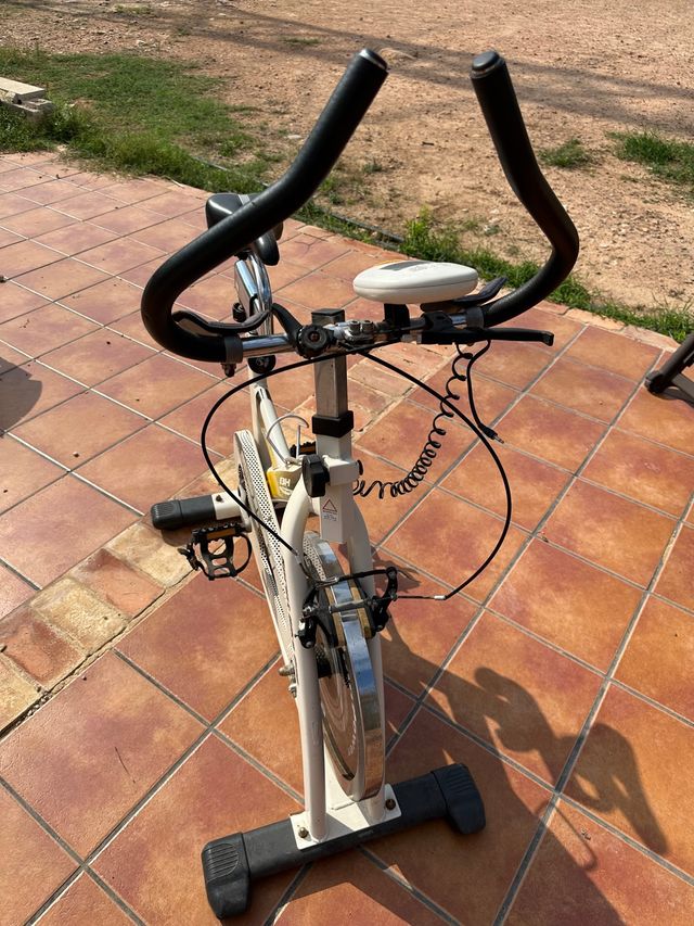 bicicleta BH fitness spinning indoor