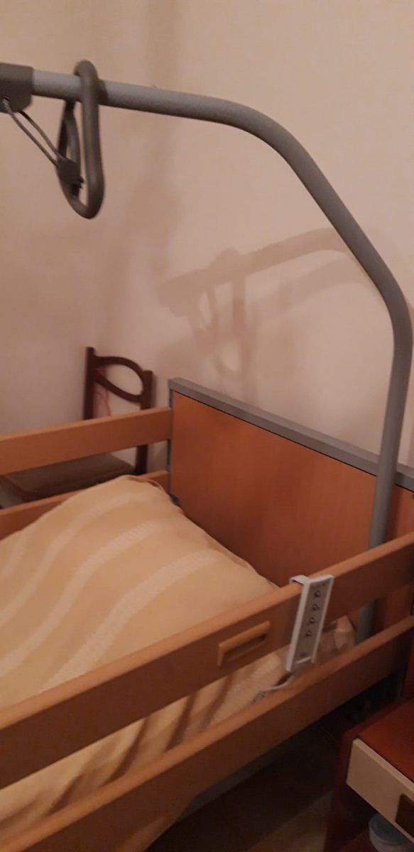Letto elettrico da degenza per anziani in legno