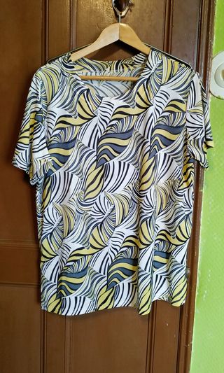 Camiseta gris y amarillo