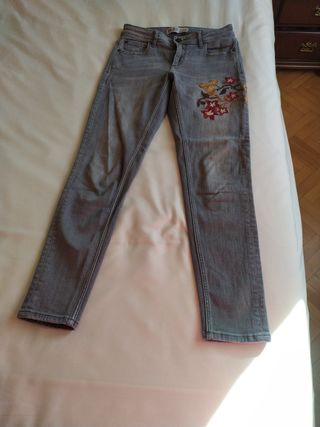 Pantalón vaquero gris con flores bordadas