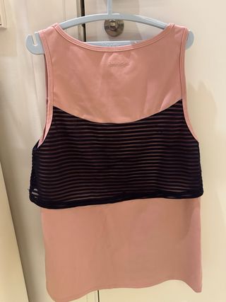 Camiseta y mallas deportivas de niña de Zara