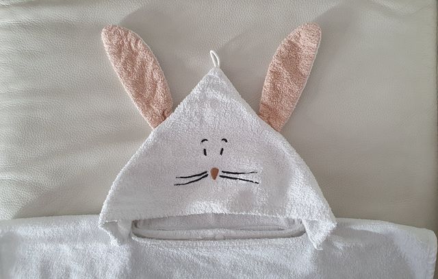 Toalla-capa de baño conejito bebé 3-6 meses