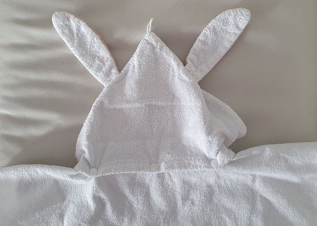 Toalla-capa de baño conejito bebé 3-6 meses