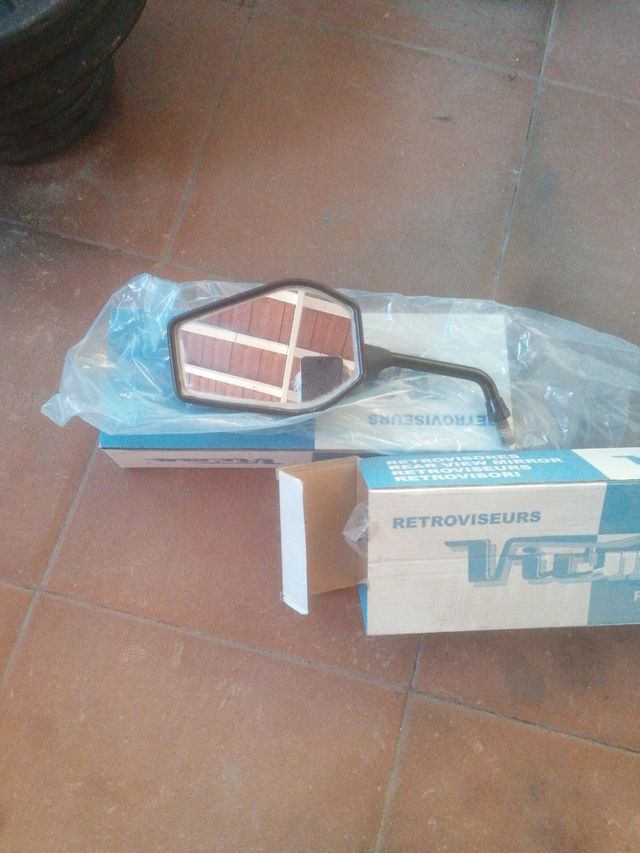 Retrovisor. Moto. Pareja 