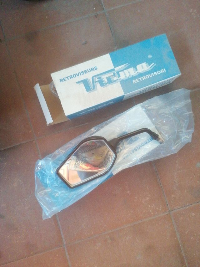 Retrovisor. Moto. Pareja 