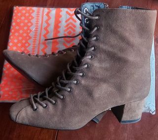 Botines Uterqüe cordones color taupe