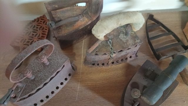 4 PLANCHAS ANTIGUAS DE CARBON CON DOS BASES