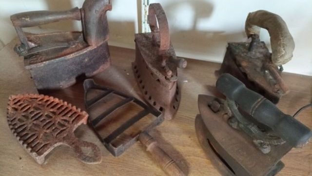 4 PLANCHAS ANTIGUAS DE CARBON CON DOS BASES