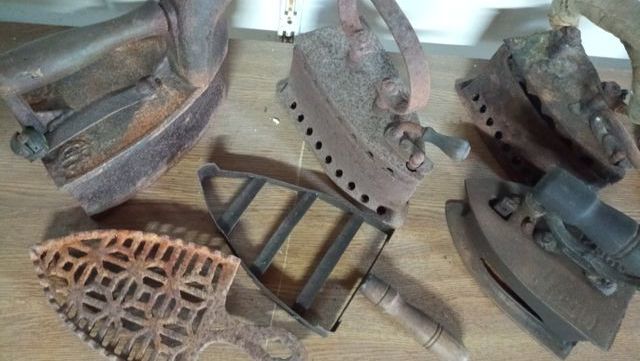 4 PLANCHAS ANTIGUAS DE CARBON CON DOS BASES