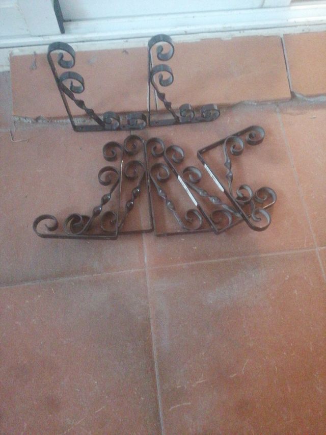 Soporte metal. Negro