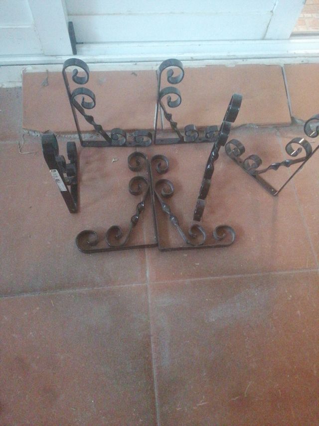 Soporte metal. Negro