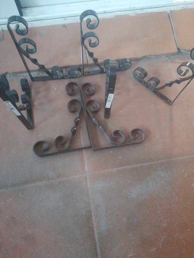 Soporte metal. Negro