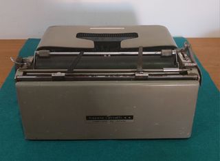 Antigua Máquina de Escribir - Olivetti Studio 44.
