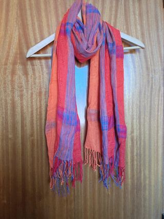 Pañuelo de divertidos colores acabado en flecos