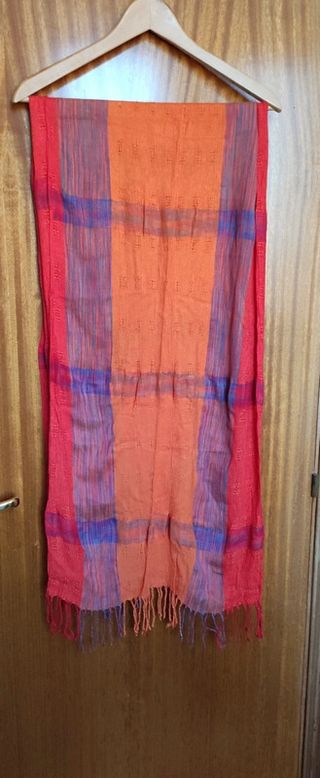 Pañuelo de divertidos colores acabado en flecos