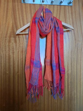 Pañuelo de divertidos colores acabado en flecos