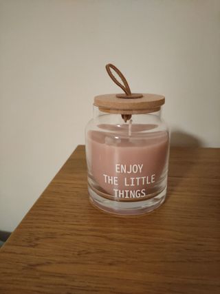 Jarroncito, cuadro y vela.