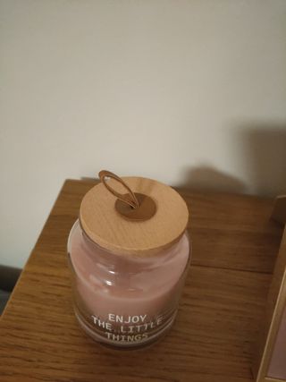 Jarroncito, cuadro y vela.