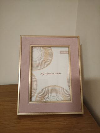 Jarroncito, cuadro y vela.