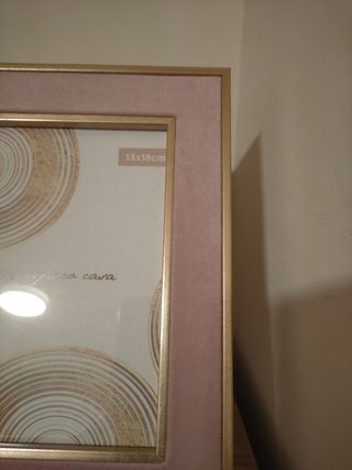 Jarroncito, cuadro y vela.